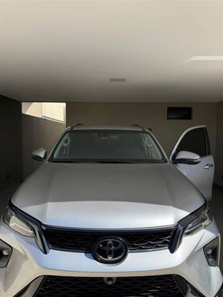 TOYOTA HILUX SW4 2.8 D-4D TURBO DIESEL SRX PLATINUM 7L 4X4 AUTOMÁTICO